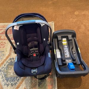 Nuna Pipa Car seat and Base